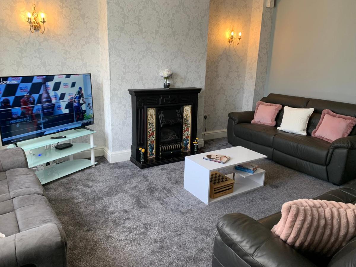 Heather Glen. Six Bedroom Near The Sea. * Blackpool